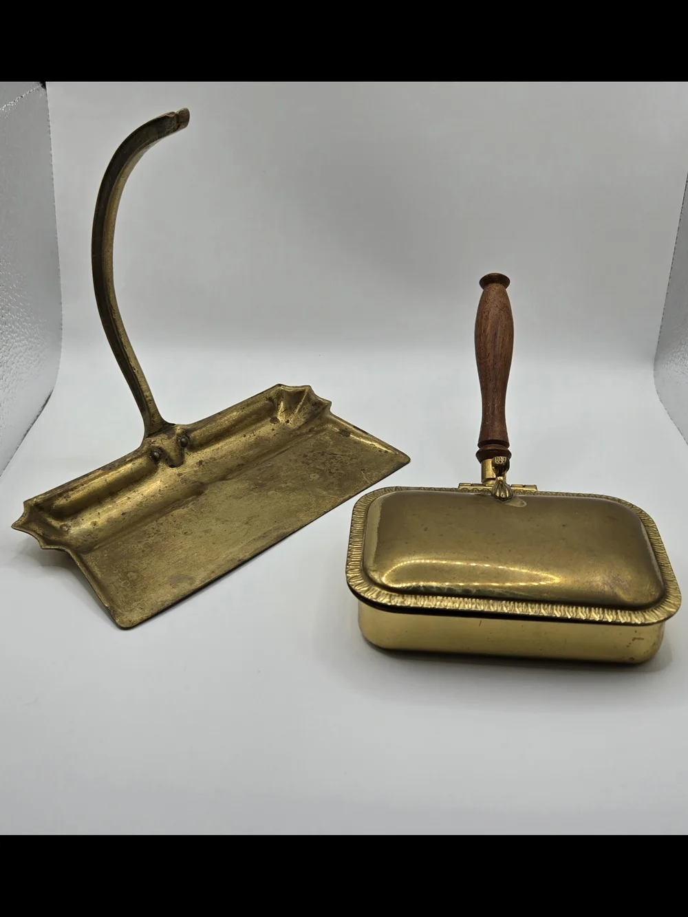 ✨ Vintage Brass Silent Butler Crumb Catchers – Set of 2 - Picture 2 of 15